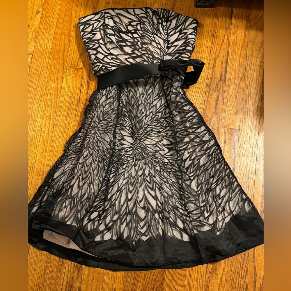 Elegant Black and blush Strapless Dress White House black market nwt size 4